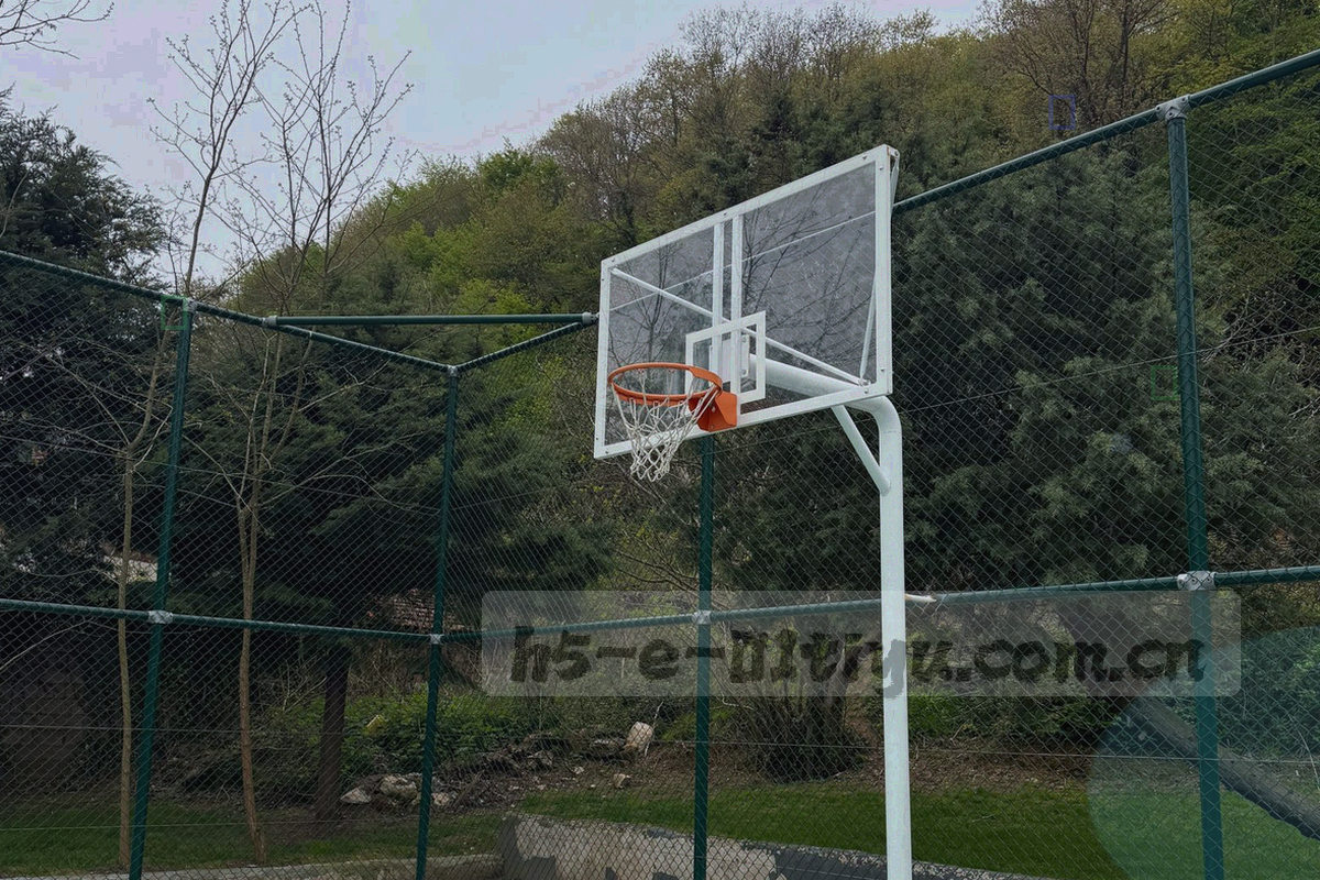 编辑桌面上的战术板、纸张笔记与数据图表静物组合